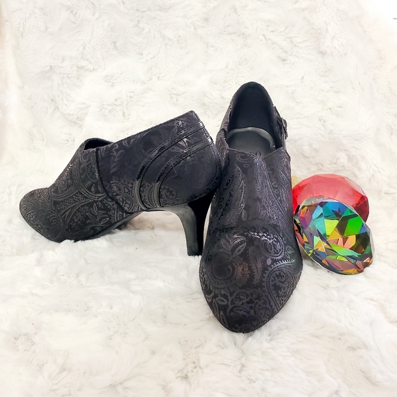 Impo Shoes - IMPO•'VIRTUE'• Textured patterns, strap • 8.5M•